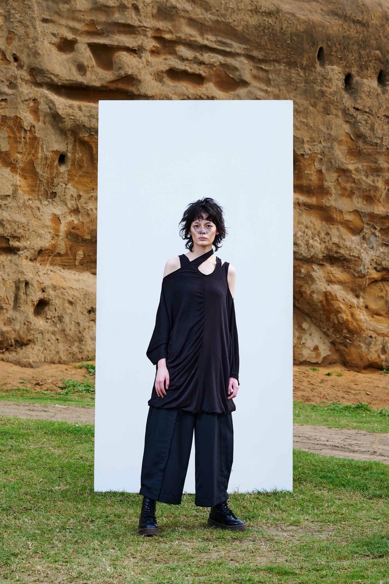 Multi-Strap Draping Top - เสื้อฮู้ด - ขนแกะ สีดำ