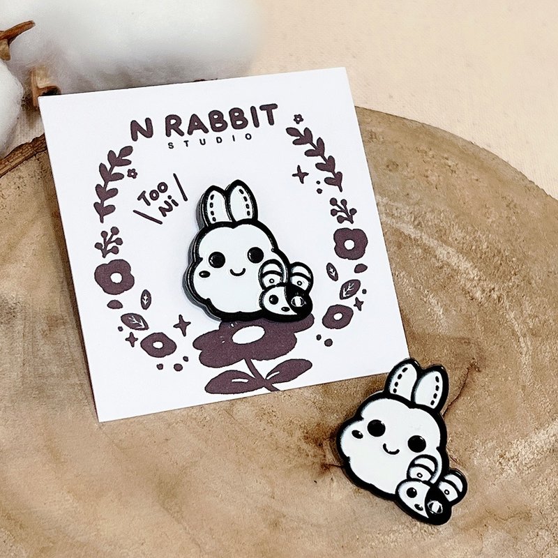 現貨【N兔studio】黑白金屬胸針 -兔尼 - 心口針/胸針 - 其他金屬 白色