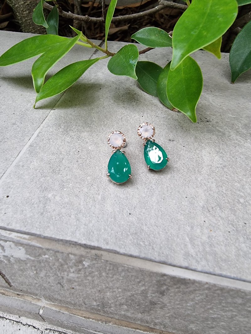 Moonstone earrings decorated with Green agate (Detachable earrings) - 耳環/耳夾/耳骨夾 - 寶石 多色