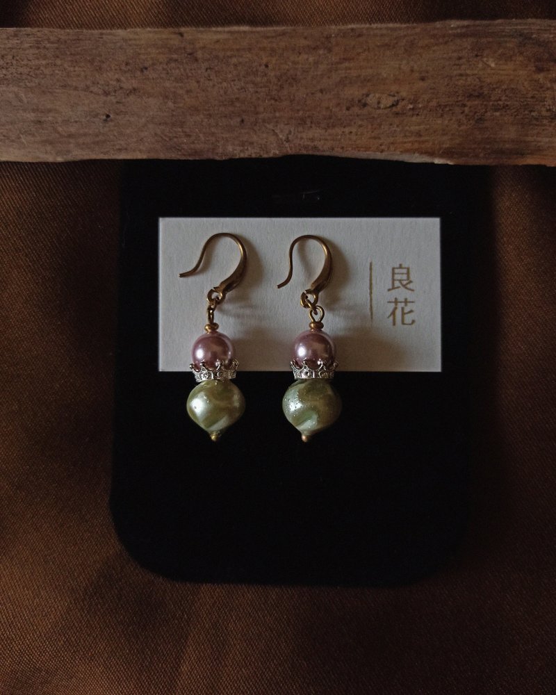 Green Fruit Pearl Short Earrings - Crown Light Green - ต่างหู - ทองแดงทองเหลือง หลากหลายสี