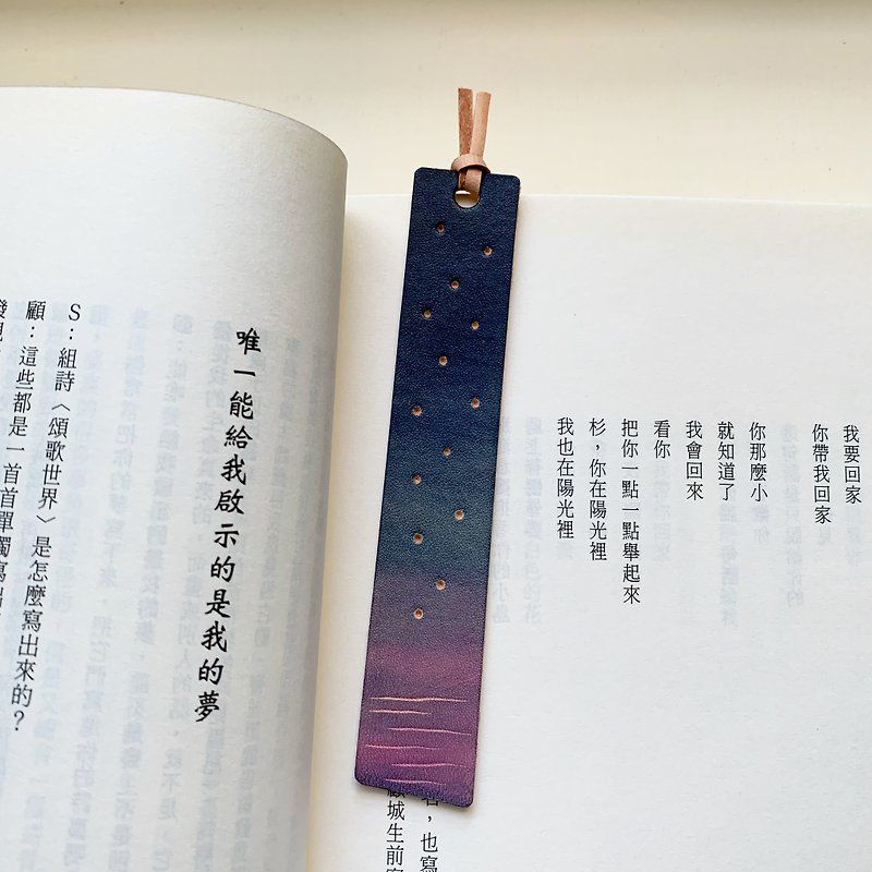 【Stars in dreams. Hand-dyed leather-carved bookmark] Meditation scenery custom-imprinted gift - Bookmarks - Genuine Leather 