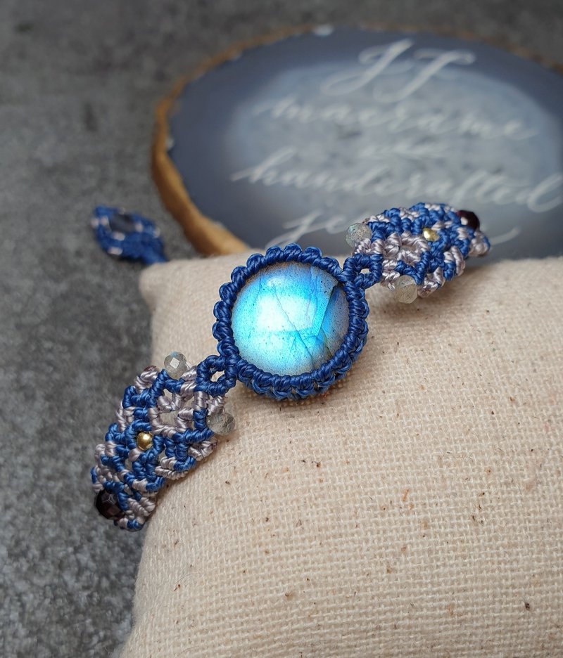 L70 Labradorite macrame hand strap - สร้อยข้อมือ - วัสดุอื่นๆ สีน้ำเงิน