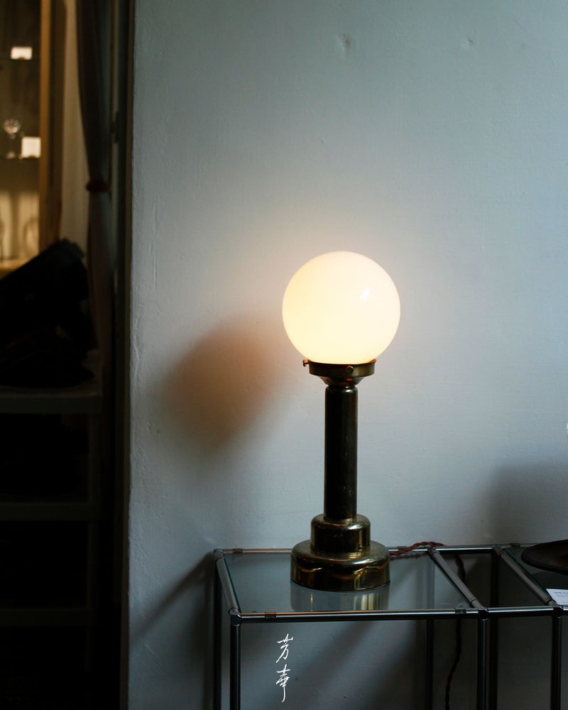 Shaped Brass Table Lamp - โคมไฟ - โลหะ 
