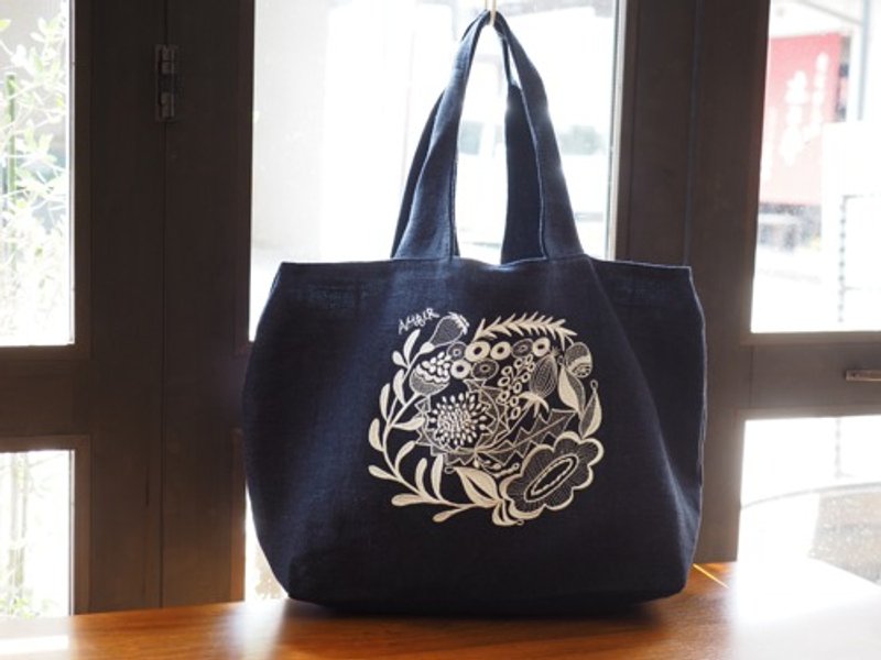 I wanted a tote bag like this AMBER original linen embroidery bag dark blue - กระเป๋าถือ - ผ้าฝ้าย/ผ้าลินิน สีน้ำเงิน