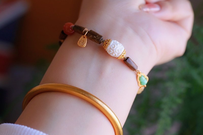 Natural Agarwood Beads/Agarwood Beads Mammoth Teeth Pattern Beads Three-color Jadeite Gourd Design Bracelet - สร้อยข้อมือ - ไม้ สีนำ้ตาล
