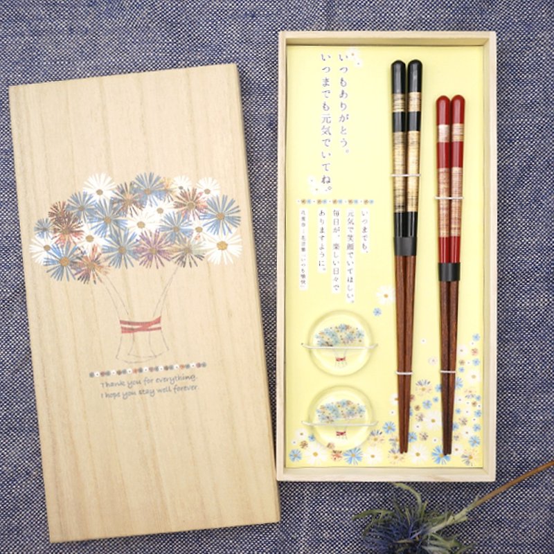 Hyosaemon Chopsticks/Chopstick Rest Set Gift Flower Lover , Tip Horn, Primrose, Black, Large 23.5cm x 1, Red, Medium 21.5cm x 1, Glass Chopstick Rest x 2 set up in a paulownia box. - ตะเกียบ - ไม้ 