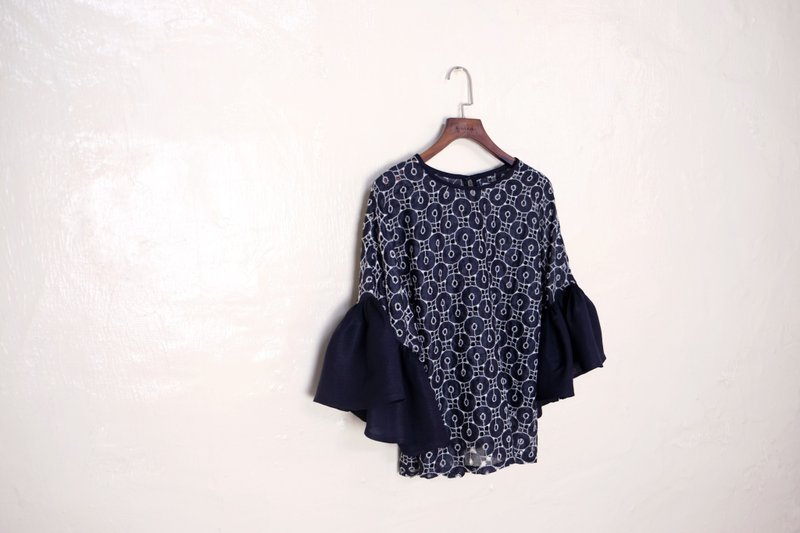 Round Neck Turtle Sleeve Top | Black Ring Lace - เสื้อผู้หญิง - ผ้าฝ้าย/ผ้าลินิน สีดำ