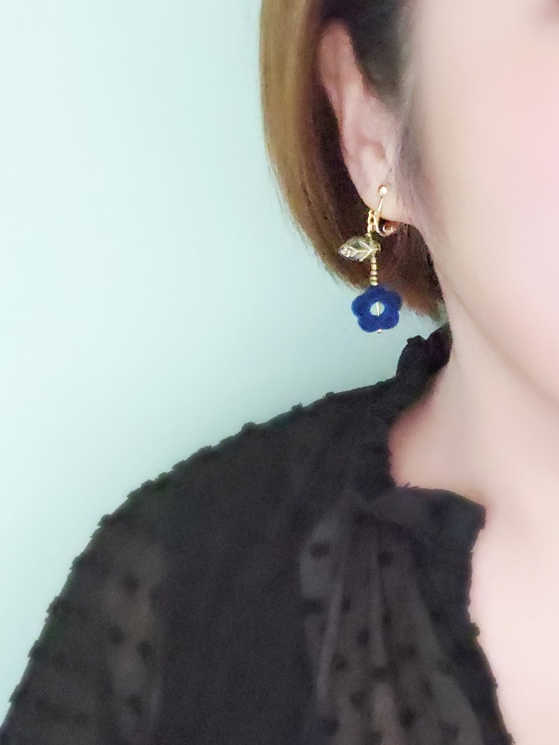 | Retro geometry | Short velvet flower shaped earrings sapphire blue/burgundy - Earrings & Clip-ons - Other Materials 