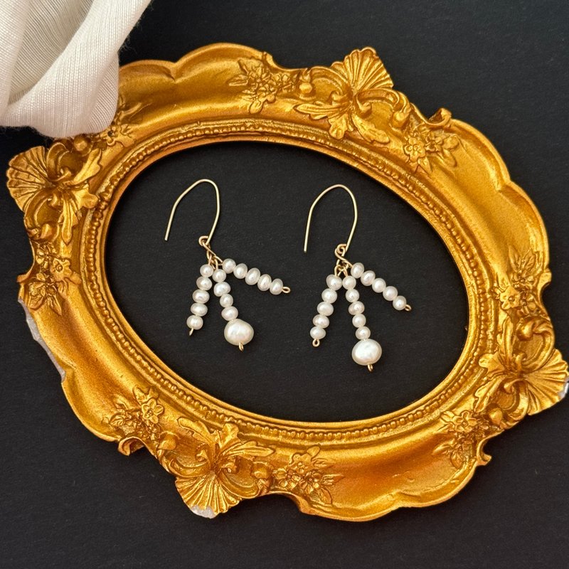 直線に散りばめられたパールのピアス - ピアス・イヤリング - 真珠 