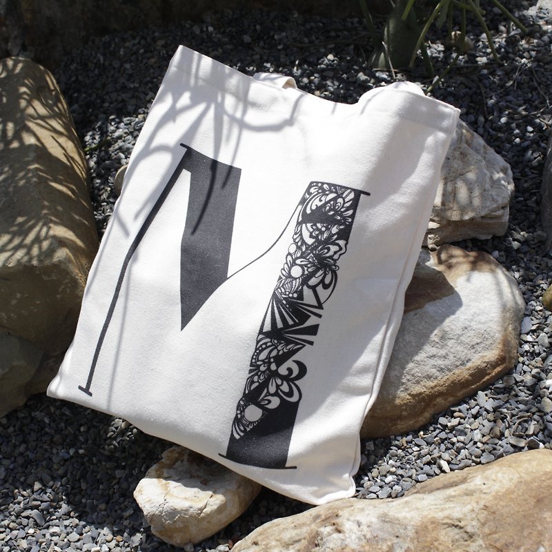 Alphabet canvas bag - กระเป๋าถือ - วัสดุอื่นๆ ขาว
