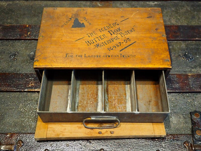 最古のミニ冷蔵庫としても知られている英国百年木製の収納ボックス - 収納用品 - 木製 