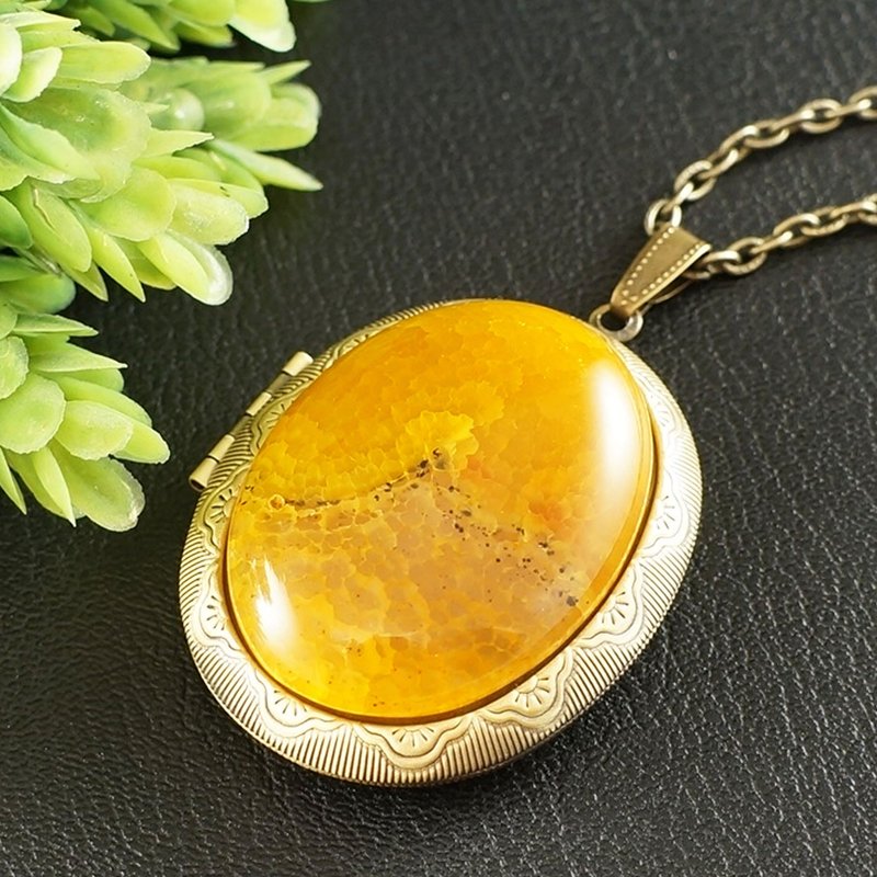 Yellow Agate Locket Necklace Mustard Yellow Stone Keepsake Pendant Necklace Gift - 項鍊 - 半寶石 黃色