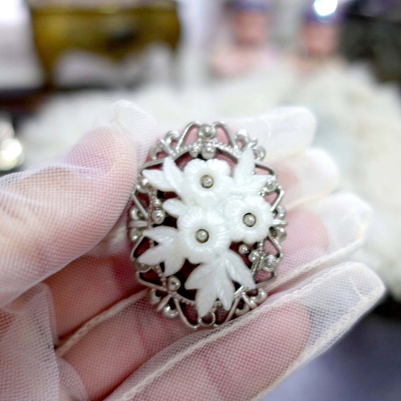 Japanese antique silver white chrysanthemum resin heart pin brooch pin high-end second-hand vintage jewelry - Brooches - Plastic Silver