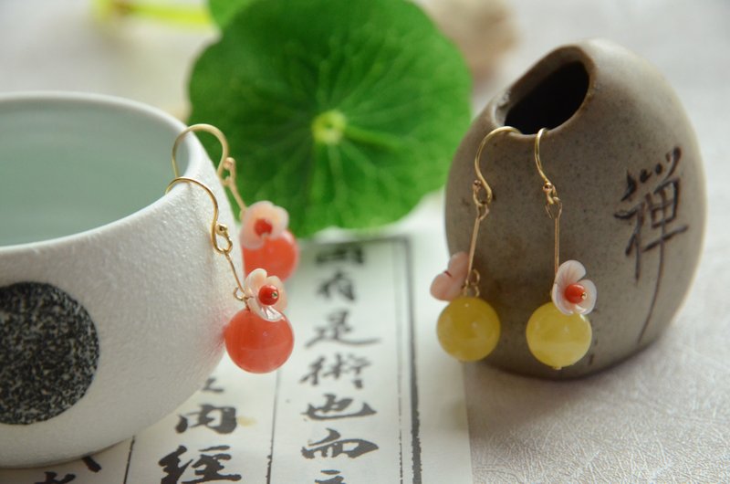 【暗香】天然琥珀金絞蜜南紅櫻桃紅瑪瑙女皇貝花朵包金耳鉤 - 耳環/耳夾/耳骨夾 - 寶石 