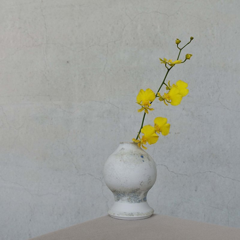 Small white flower vessel - เซรามิก - ดินเผา ขาว