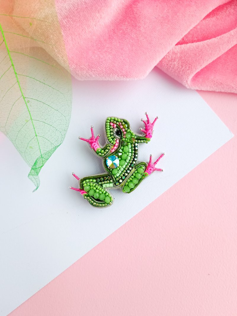 Embroidered seed beads frog brooch - เข็มกลัด - วัสดุอื่นๆ สีเขียว