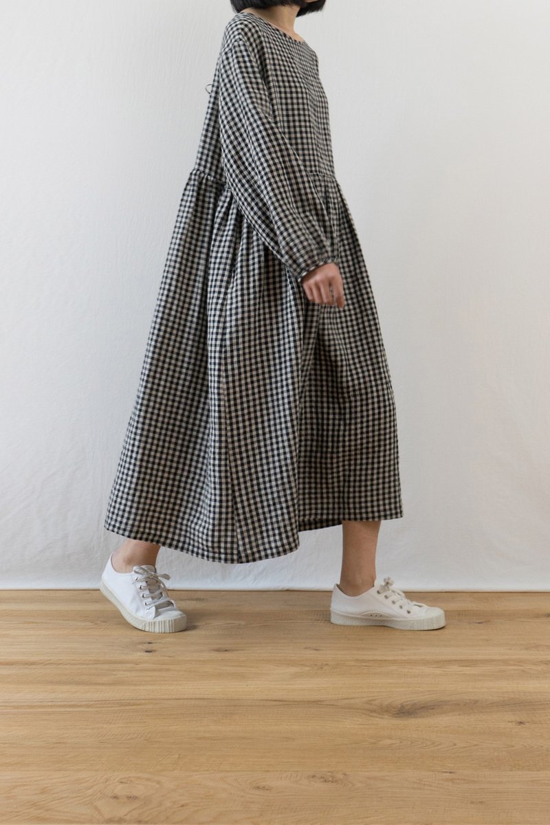 Linen-dyed black and white plaid back lace puff sleeves long dress dress spring summer autumn - ชุดเดรส - ผ้าฝ้าย/ผ้าลินิน สีดำ