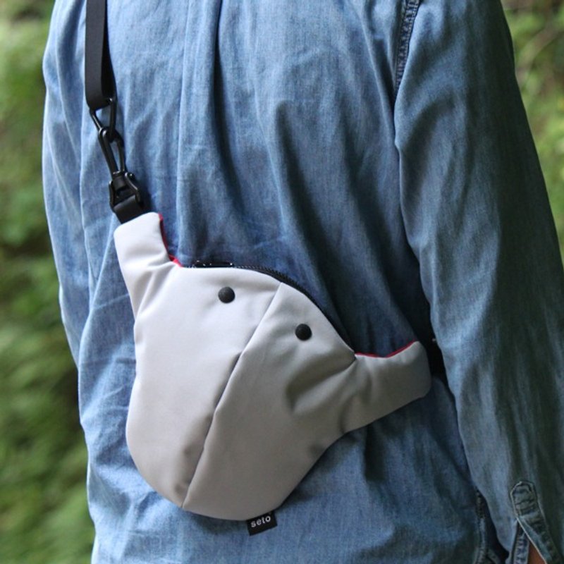 Creature bag　Kodomo-sagari　light-gray+red - Messenger Bags & Sling Bags - Polyester Silver