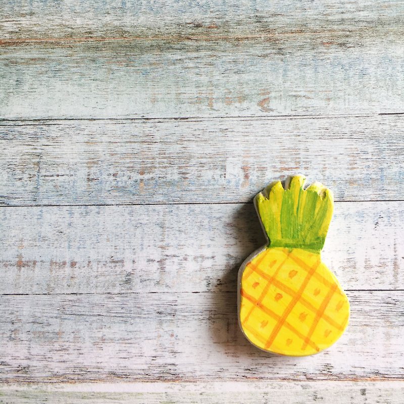 Handmade pineapple pin painted - เข็มกลัด - ดินเหนียว สีเทา