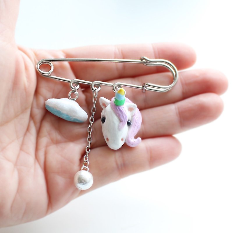 Unicorn brooch - Brooches - Pottery White