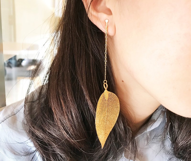 "Fog forest" foil gold leaf veins single ear hook earrings clip-on earrings - ต่างหู - พืช/ดอกไม้ 