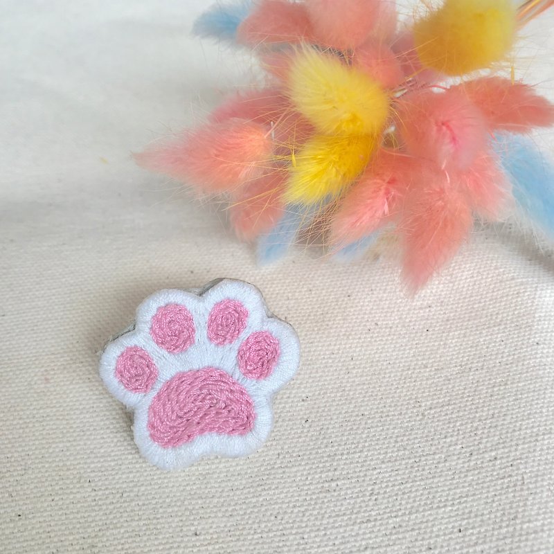 Handmade embroidery*White cat pink cat paw pin - Brooches - Thread Pink