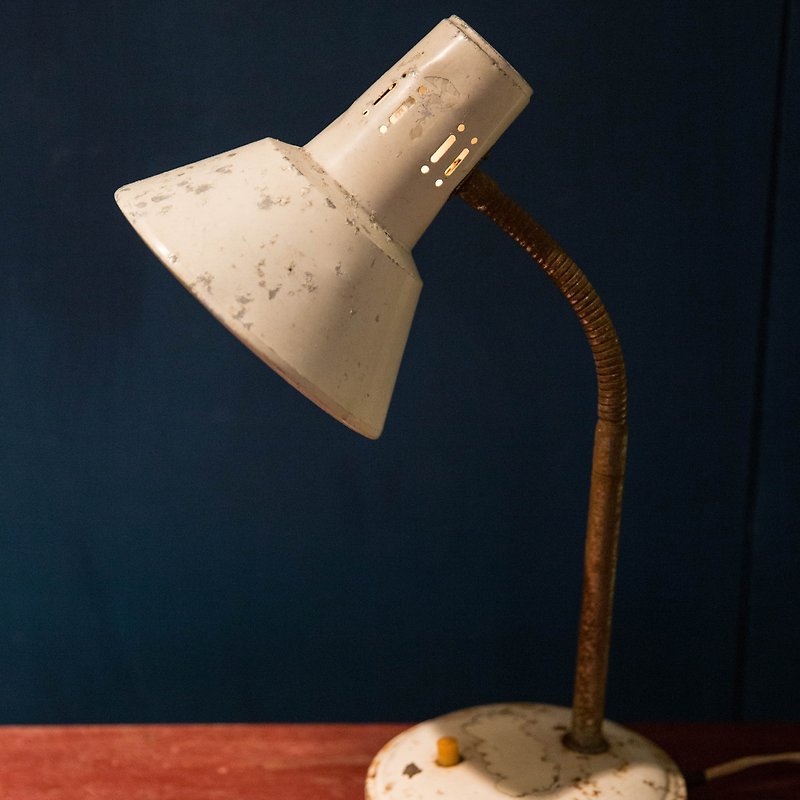 SECLUSION OF SAGE / Ivory - Ivory tinted desk lamp - โคมไฟ - โลหะ ขาว