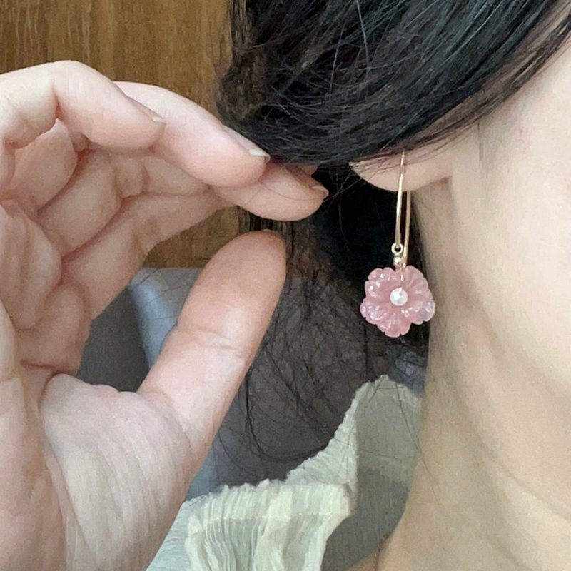 Emerald Gift。拈翠-櫻花粉阿拉善扶桑花設計耳勾 - 耳環/耳夾/耳骨夾 - 玉石 粉紅色