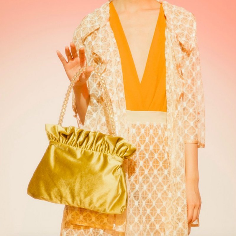 薑黃色 串珠鏈條絲絨雲朵包 手提包手拎袋 束口設計優雅簡約 四色 - 手提包/手提袋 - 其他材質 黃色