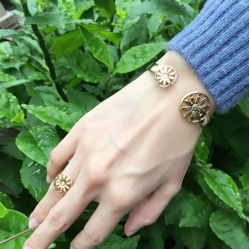 Adjustable flower bracelet/ bangle - Bracelets - Other Metals Gold