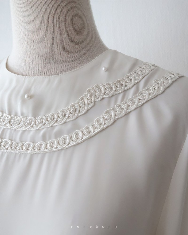 Japanese-made vintage geometric embroidered round neck long-sleeved button-back white vintage shirt - Women's Shirts - Polyester White