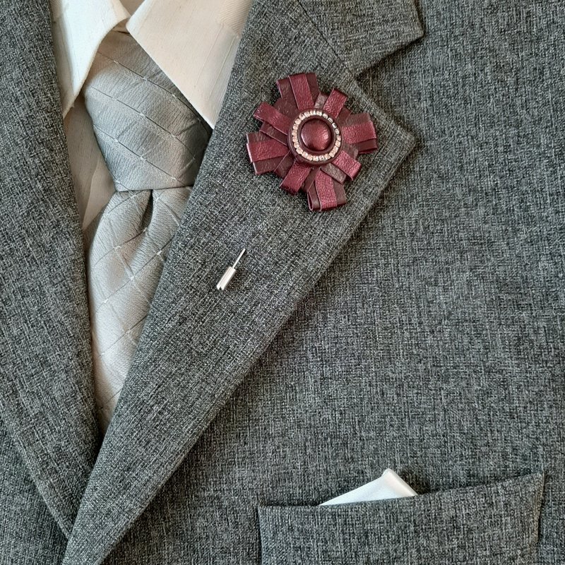 布羅什 皮革首飾 Men's lapel pin genuine leather, Gift for him boutonnierre - 徽章/別針 - 真皮 紅色