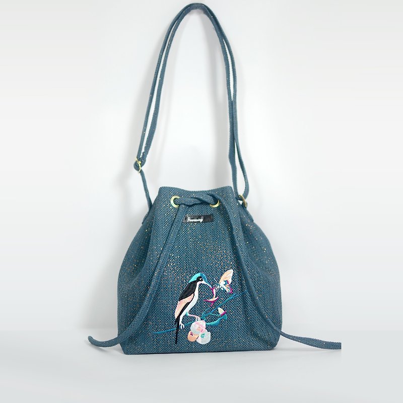 humming-蜂鳥蝴蝶好朋友  Embroidery Bucket Bag〈刺繡水桶包〉 - 側背包/斜背包 - 繡線 藍色