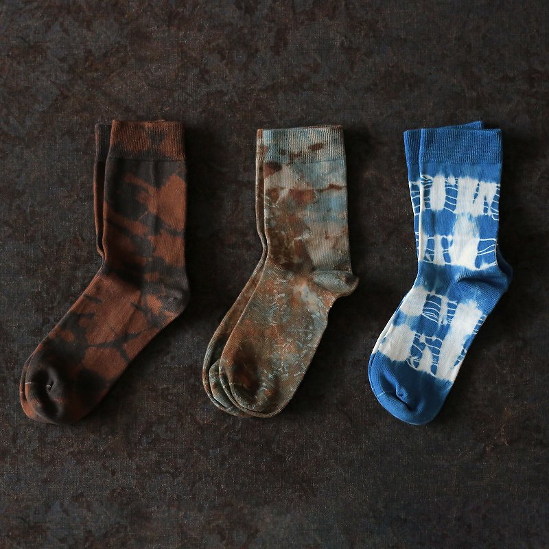 Plant dyed pure cotton socks tie-dyed retro mid-tube socks yam yam nut dyed rust dyed blue dyed men's and women's short socks - Socks - Cotton & Hemp Multicolor