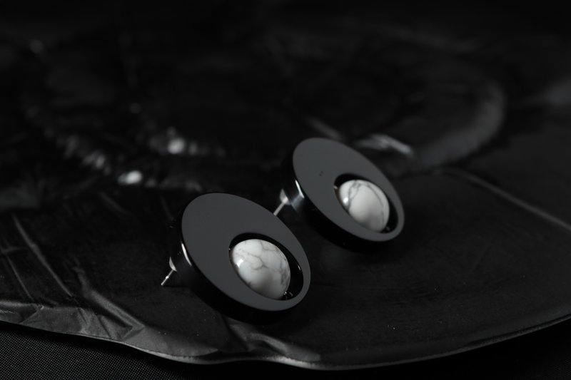 Black earrings with natural gemstone (Howlite), handmade resin jewelry - 耳環/耳夾/耳骨夾 - 樹脂 黑色