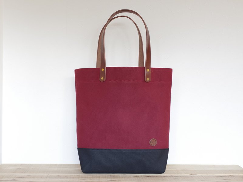 Leather handle canvas A4 vertical tote bag Bordeaux x black - กระเป๋าถือ - ผ้าฝ้าย/ผ้าลินิน สีแดง