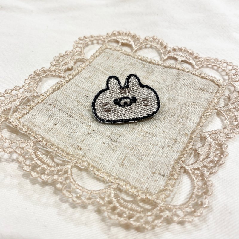 Embroidery Pin - Tabby Cat - เข็มกลัด/พิน - งานปัก สีเทา