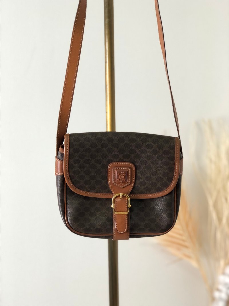 【 日本直送　名牌中古包 】CELINE セリーヌ マカダム レザー フロントベルト クロスボディ ショルダーバッグ ブラウン vintage fyiw7k - 側背包/斜背包 - 真皮 咖啡色