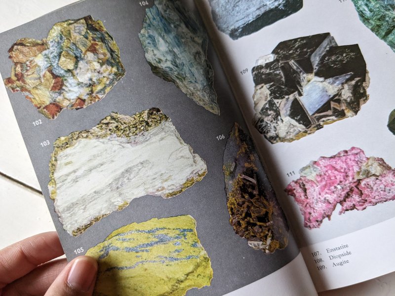 Colored minerals and rocks/illustrated books/old books/old books - หนังสือซีน - กระดาษ ขาว