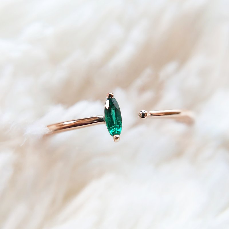 18k Solid Gold Emerald Ring, Stacking ring, Simple Vintage, May birthstone - แหวนทั่วไป - เครื่องประดับ สีทอง