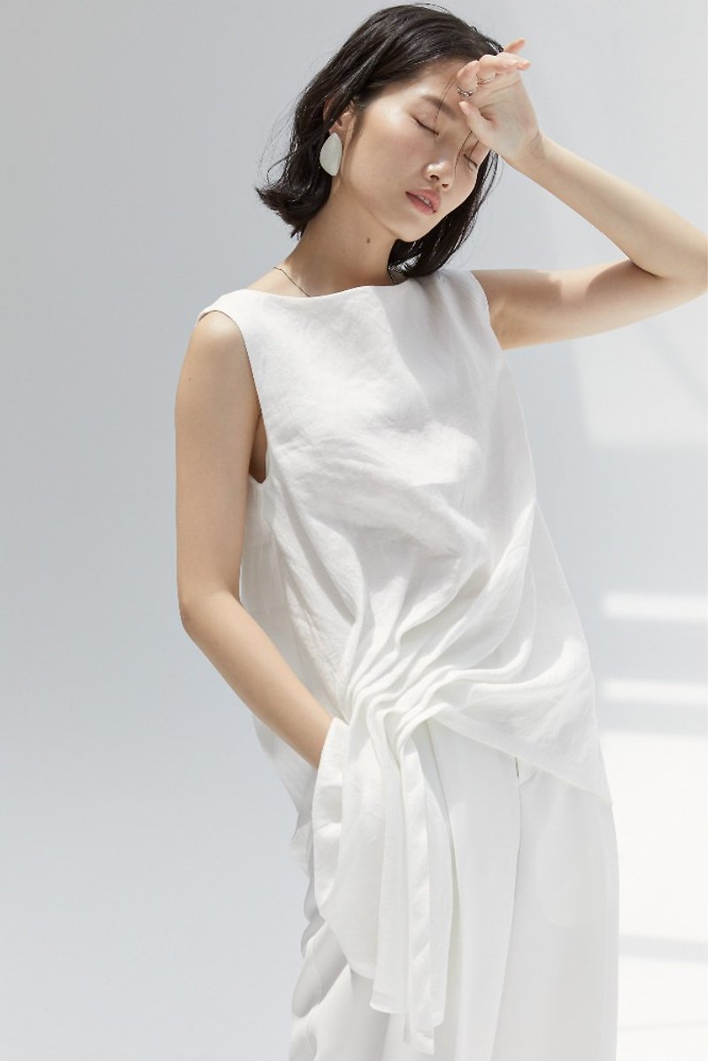White wind pleated linen cut sleeves sleeveless pleated vest long irregular design - Women's Vests - Cotton & Hemp White