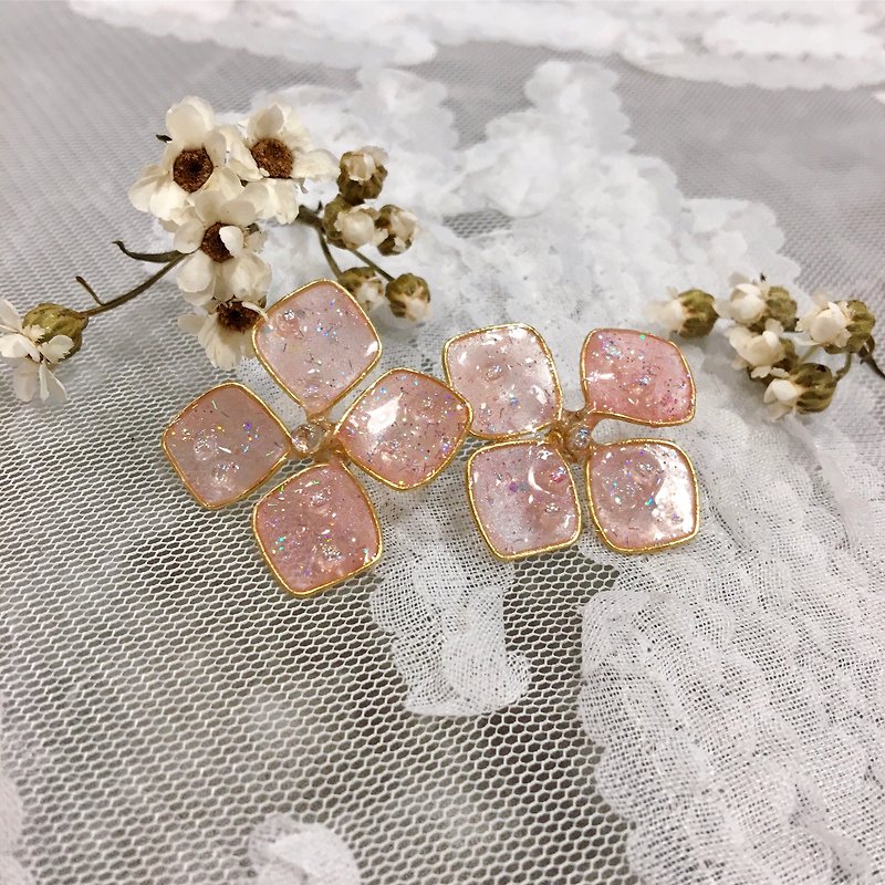 Handmade earrings prosperous era crystal flowers - Earrings & Clip-ons - Resin Pink