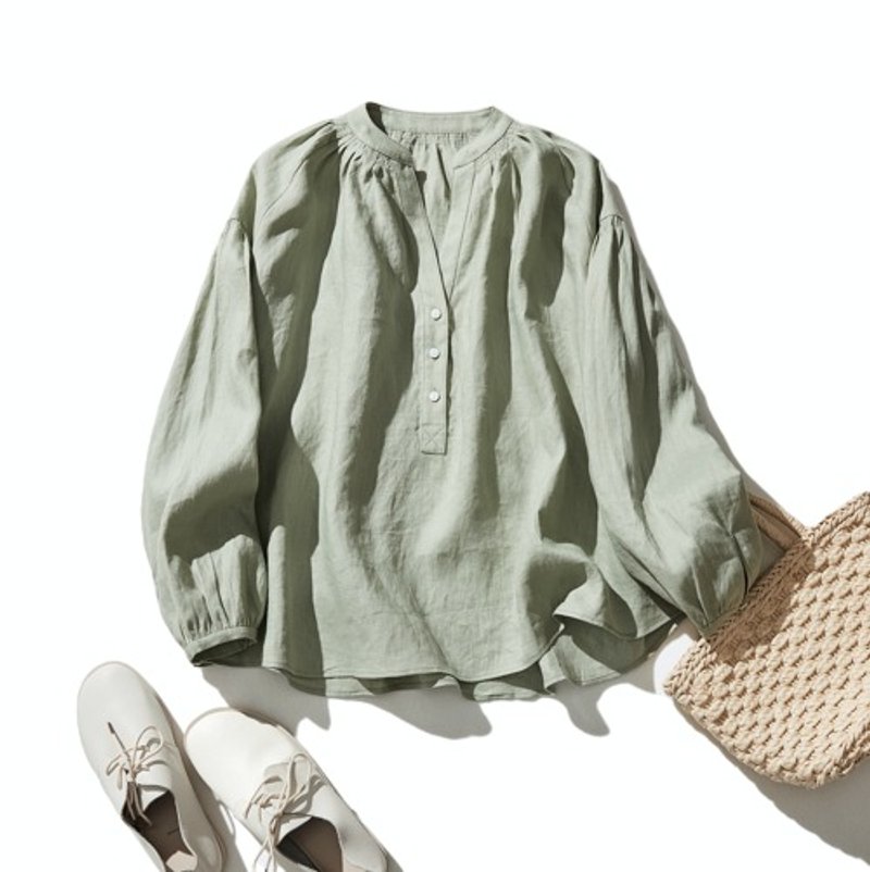 見惚れる、シルエット。フレンチリネンブラウス　Vネック　ギャザーブラウス　長袖 薄い緑色 220903-4 - 女上衣/長袖上衣 - 棉．麻 