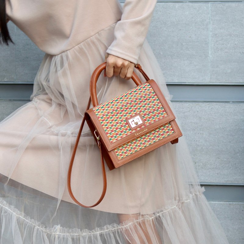 กระเป๋า Chaksarn Mini สะพายข้างขนาดเล็ก สีน้ำตาลจากเสื่อกกทอมือและหนังวัวแท้ - กระเป๋าถือ - หนังแท้ สีนำ้ตาล