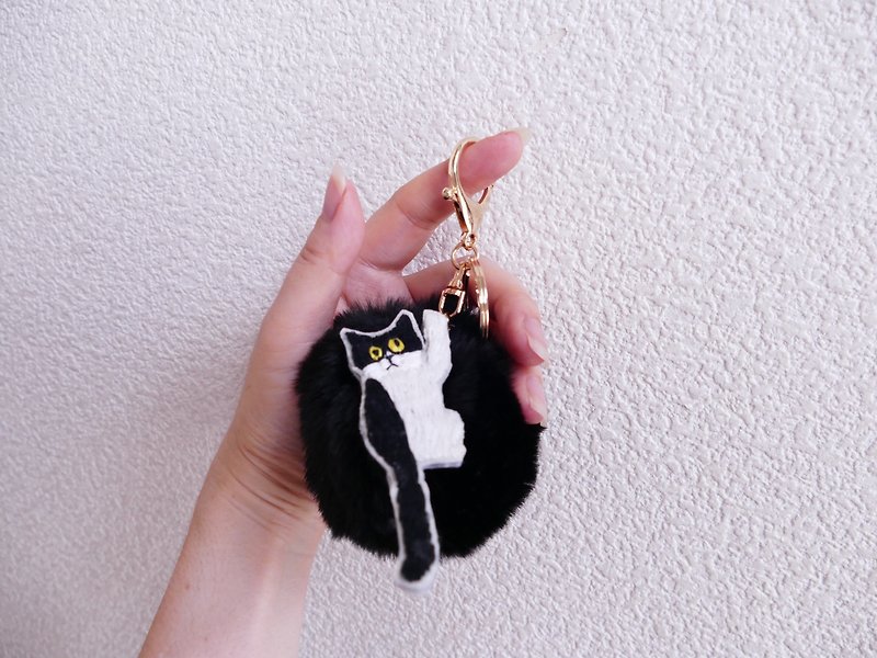 Fur Pompon Bag Charm Embroidered Hachiware Cat Black - Keychains - Polyester Black