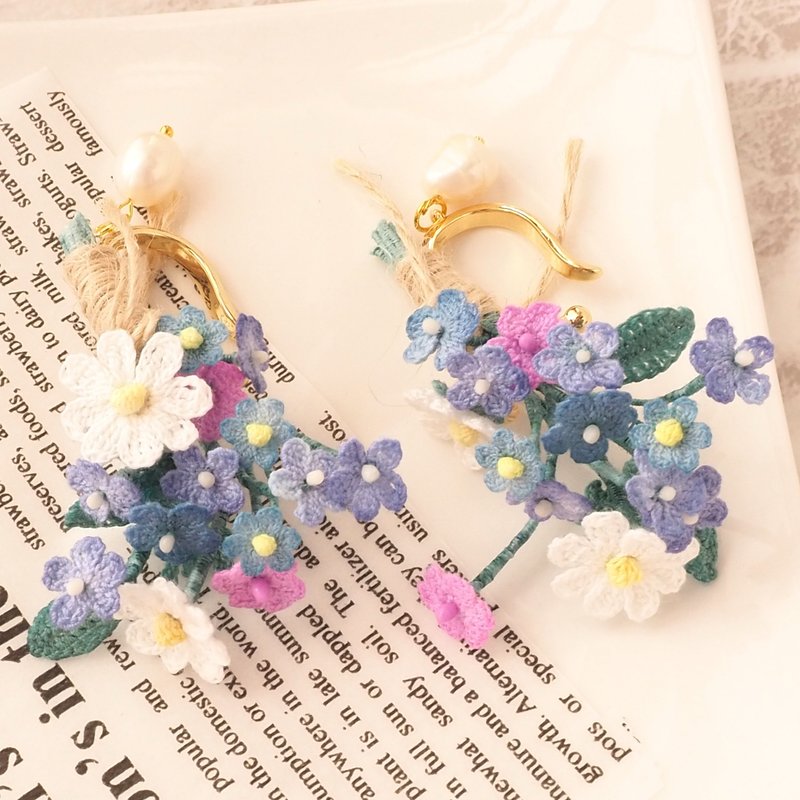 [Ear cuff (for one ear)] Lace knit small flower bouquet x freshwater pearl - กระดุมข้อมือ - ผ้าฝ้าย/ผ้าลินิน สีน้ำเงิน