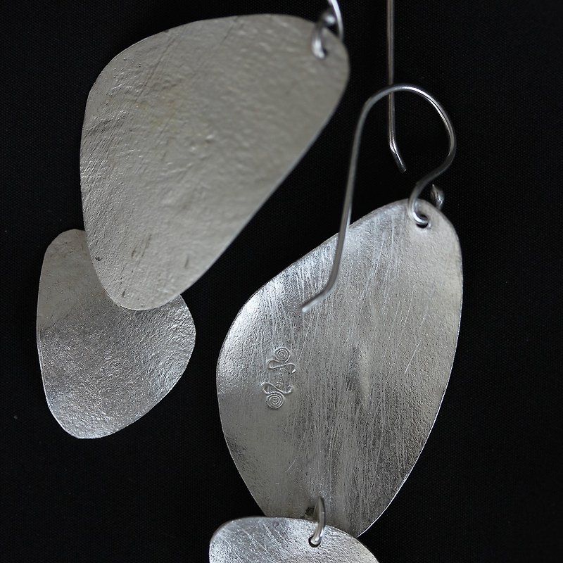 Organic shapes dangling earrings with textured surface (E0179) - 耳環/耳夾 - 銀 銀色