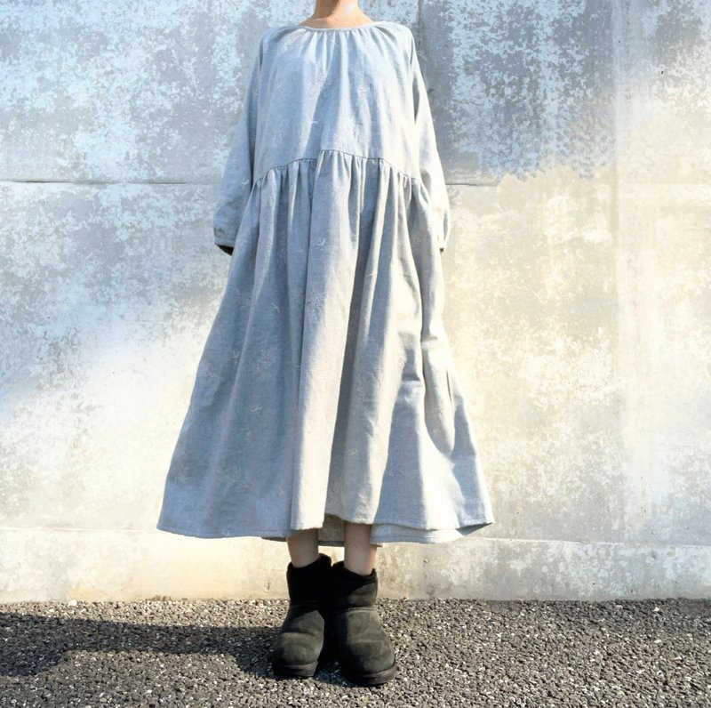 刺繡鳥紋含羞草花卉長袖洋裝 附口袋 保暖棉質 淺灰色 - 洋裝/連身裙 - 棉．麻 灰色