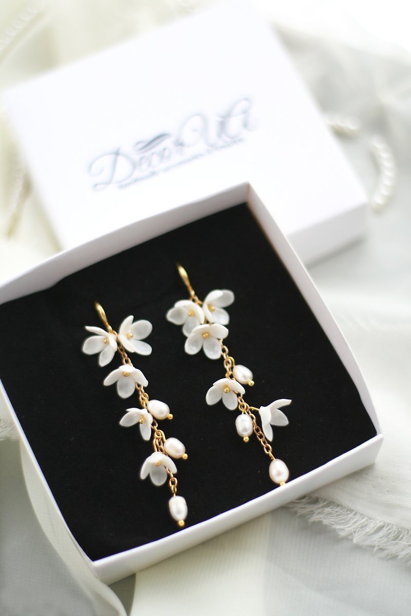 Romantic Flower Bridal Earrings Long Pearl Floral Earrings/ Clip-on Earrings - ต่างหู - ดินเหนียว ขาว