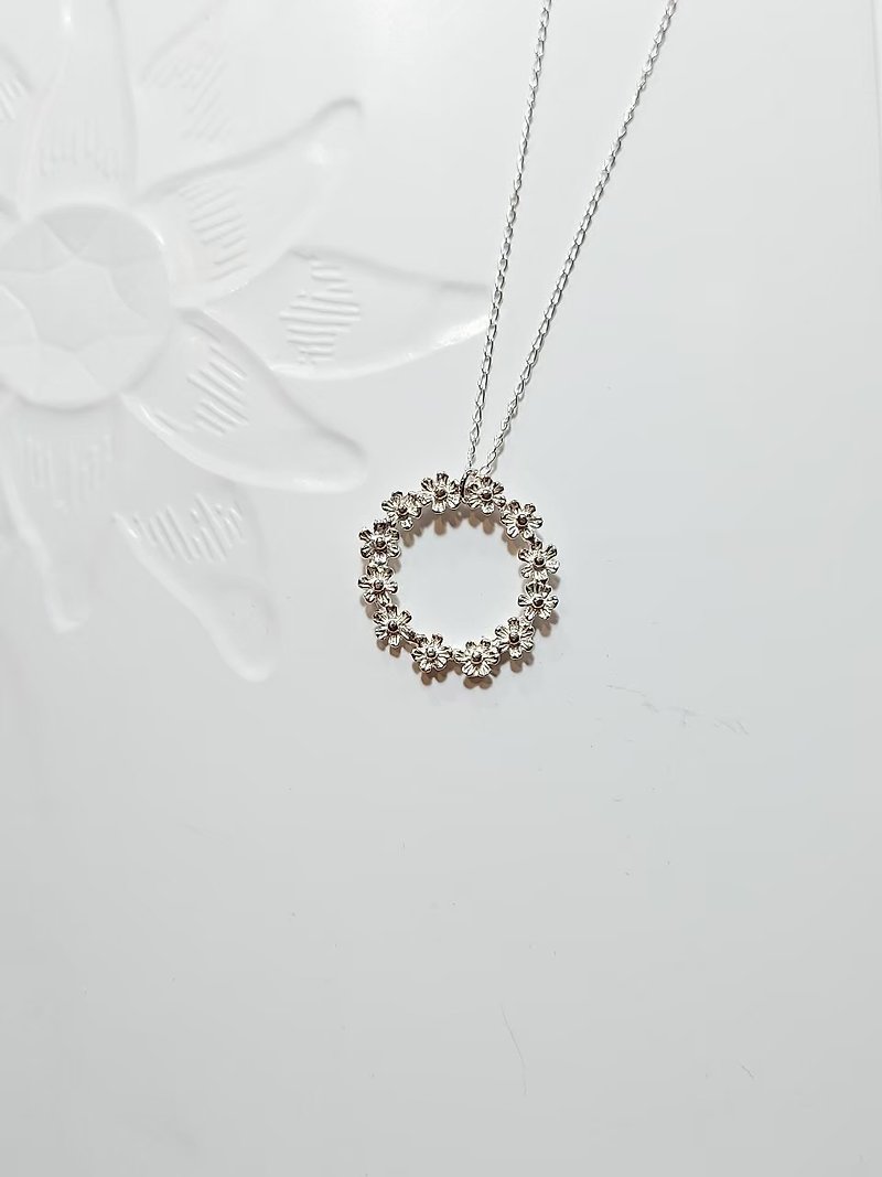 Sweet Happiness Wreath Sterling Silver Necklace - สร้อยคอ - โลหะ 